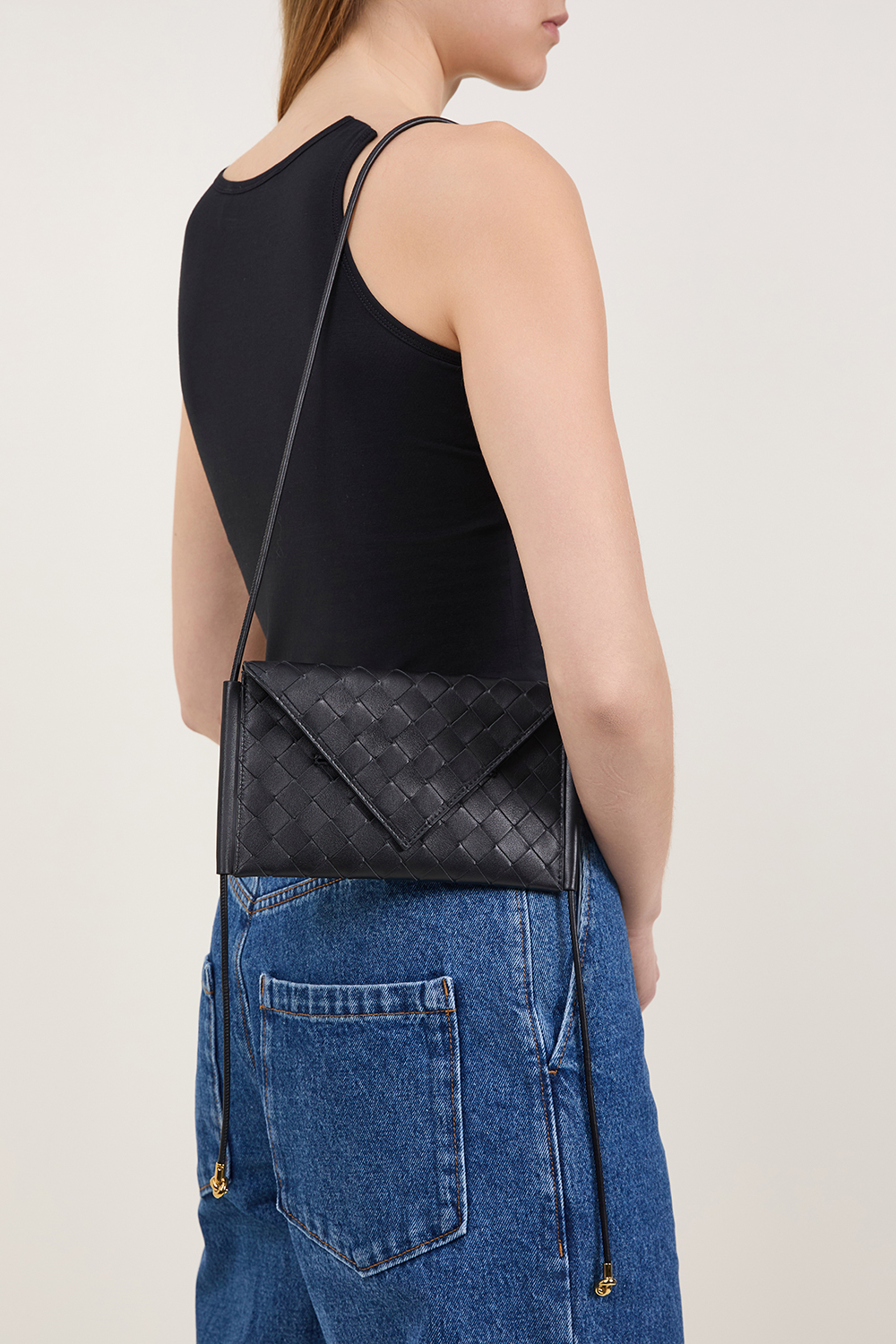 תמונת כל הלוק של תיק מעטפה סולטיס BOTTEGA VENETA